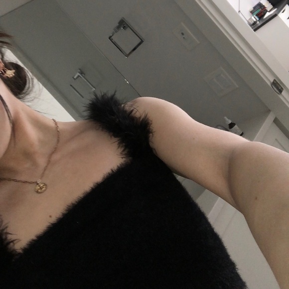 Black fluffy tank top - Picture 4 of 4